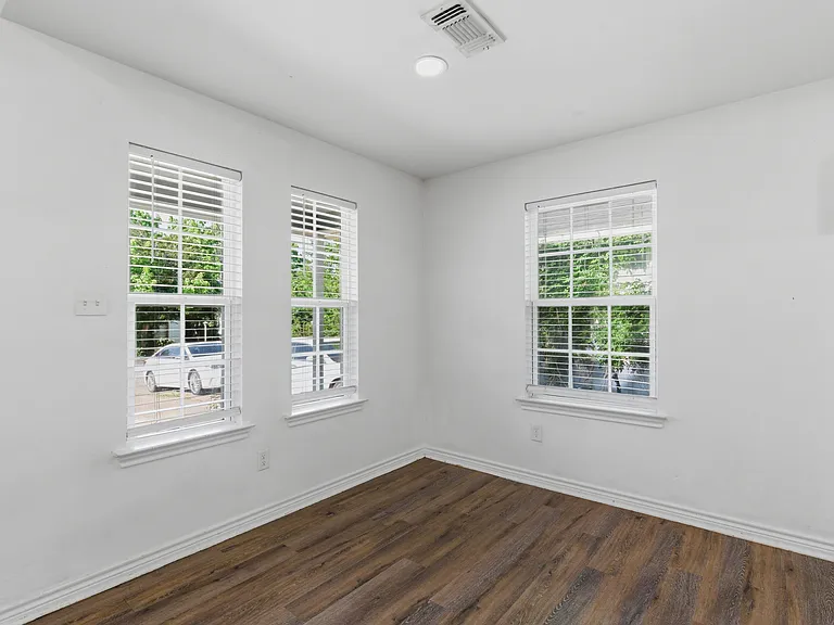 521 E Sears St — Photo 16