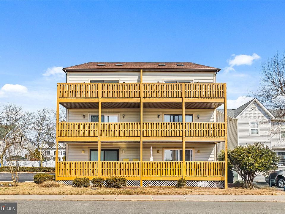 1st image of 132 Jamestown Rd #4