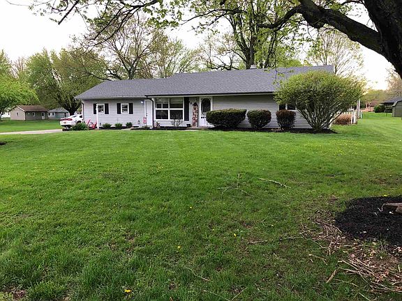 2nd image of 727 Hawthorne Ln