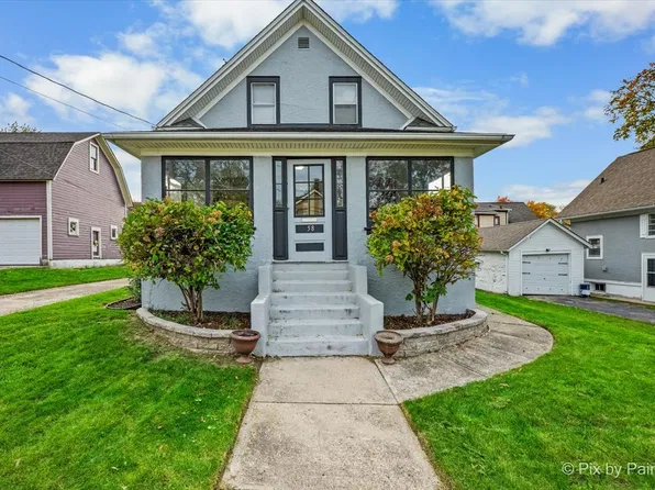 58 Vine St, Elgin, IL 60123