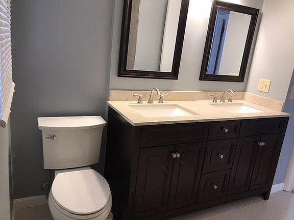 Upstairs Full Bathroom - Double Sinks!