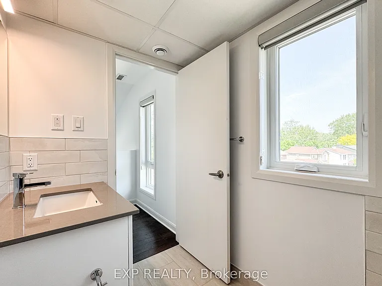 25 Fair Oaks Cres #E — Photo 15