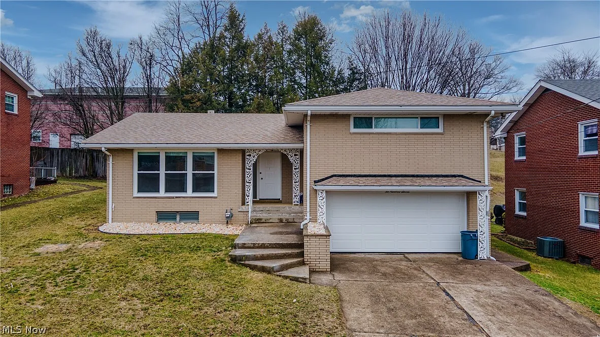 211 Donnell St photo 1