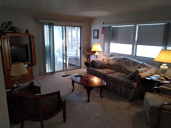 3rd image of 109 Lamplighter Dr