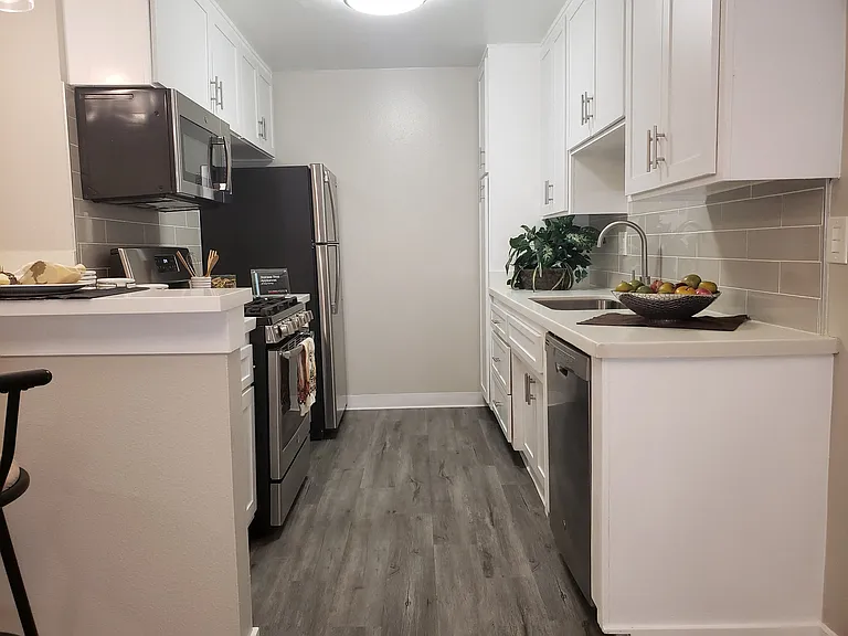 4225 Longridge Ave — Photo 1