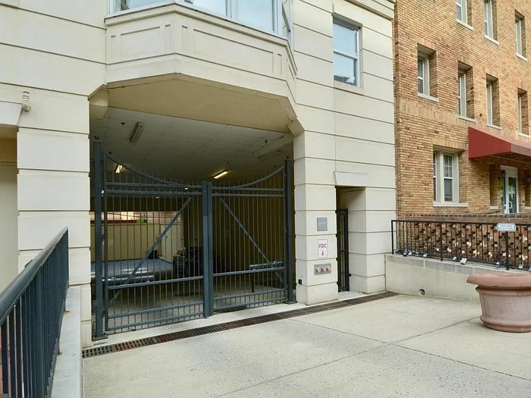 1111 11th St #104 — Photo 31