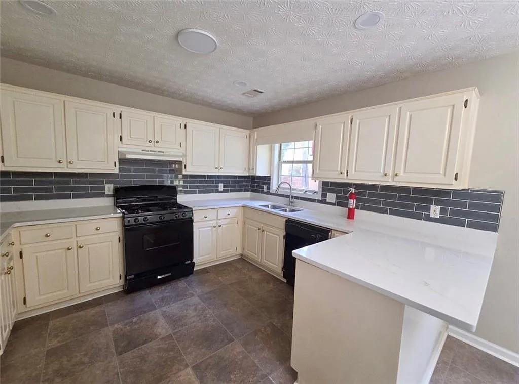 3 bed, 1404 sqft, $2,000 — Photo 2