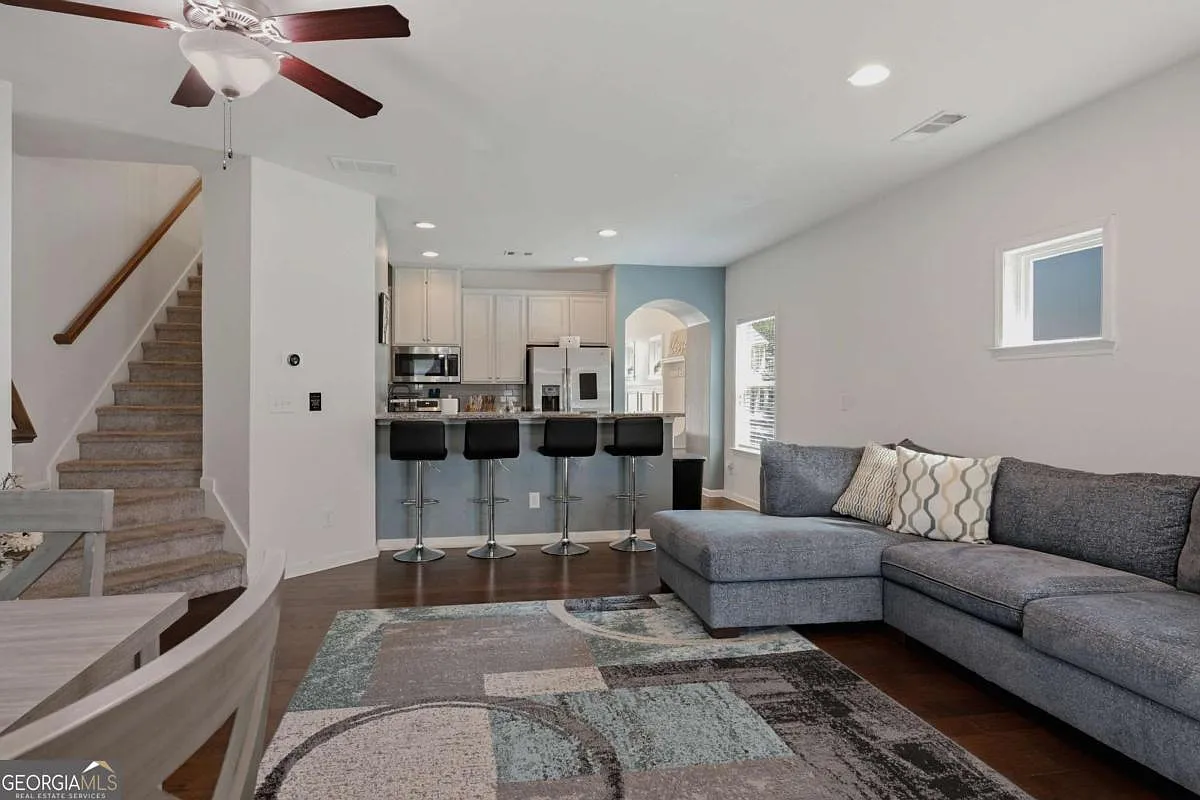3 bed, 2.5 bath, $2,150 — Photo 3