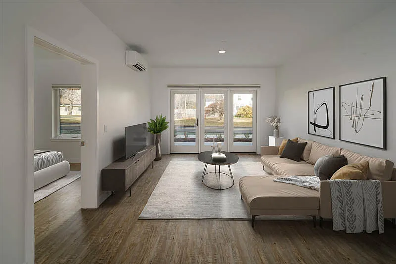 80 South — Photo 2