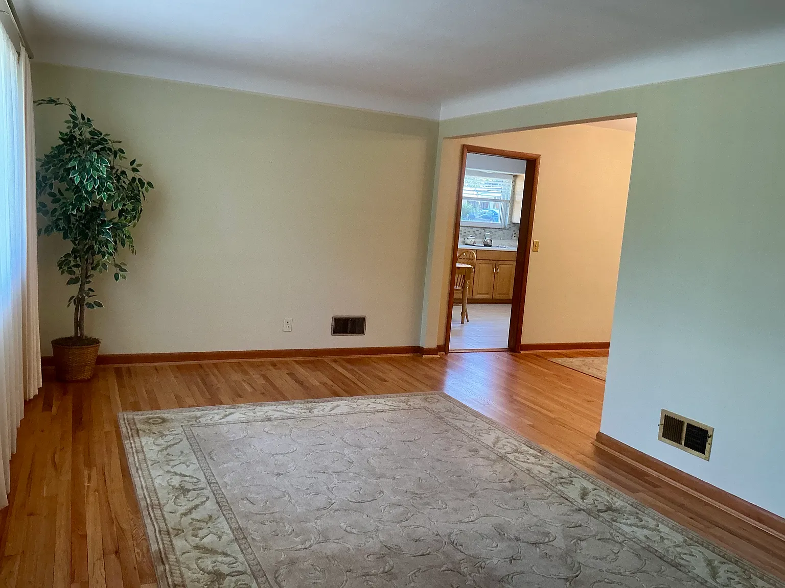 3 bed, 1966 sqft, $2,300 — Photo 4