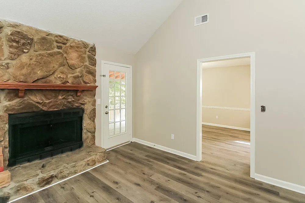 3 bed, 2.0 bath, 1334 sqft, $1,760 — Photo 3