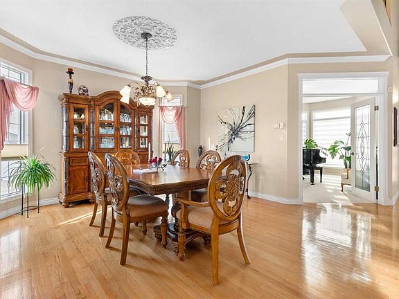 5th image of 22 Turner Cres SE