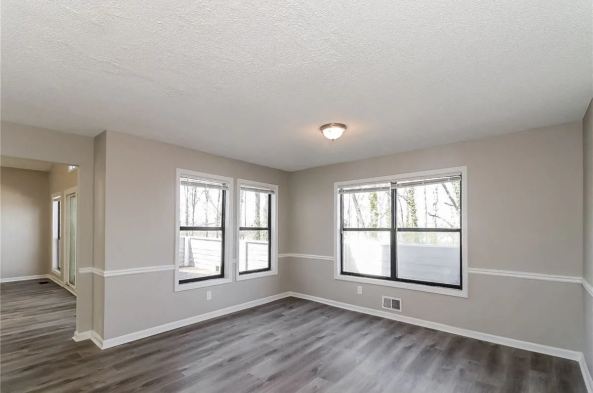 1517 Hillhaven — Photo 3