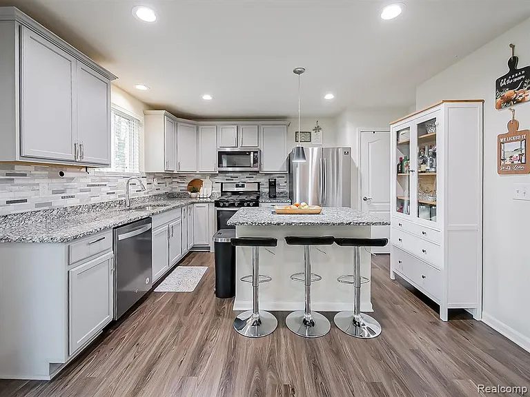 8640 Quincy Dr — Photo 1