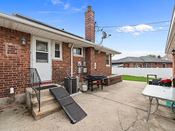 2nd image of 3866 Drake Street