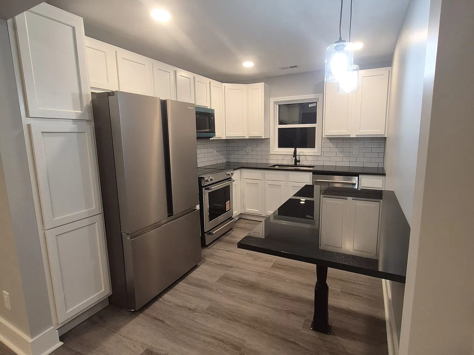3 bed, 864 sqft, $1,700 — Photo 1