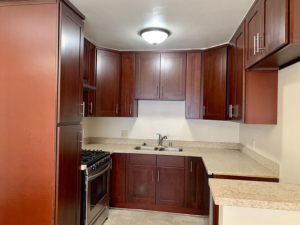 1st image of 200 N Louise St APT 3