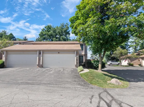 31408 Hunters Circle Dr #38, Farmington, MI 48334