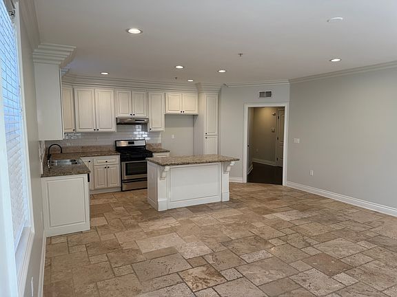 3rd image of 14255 Delano St APT 203