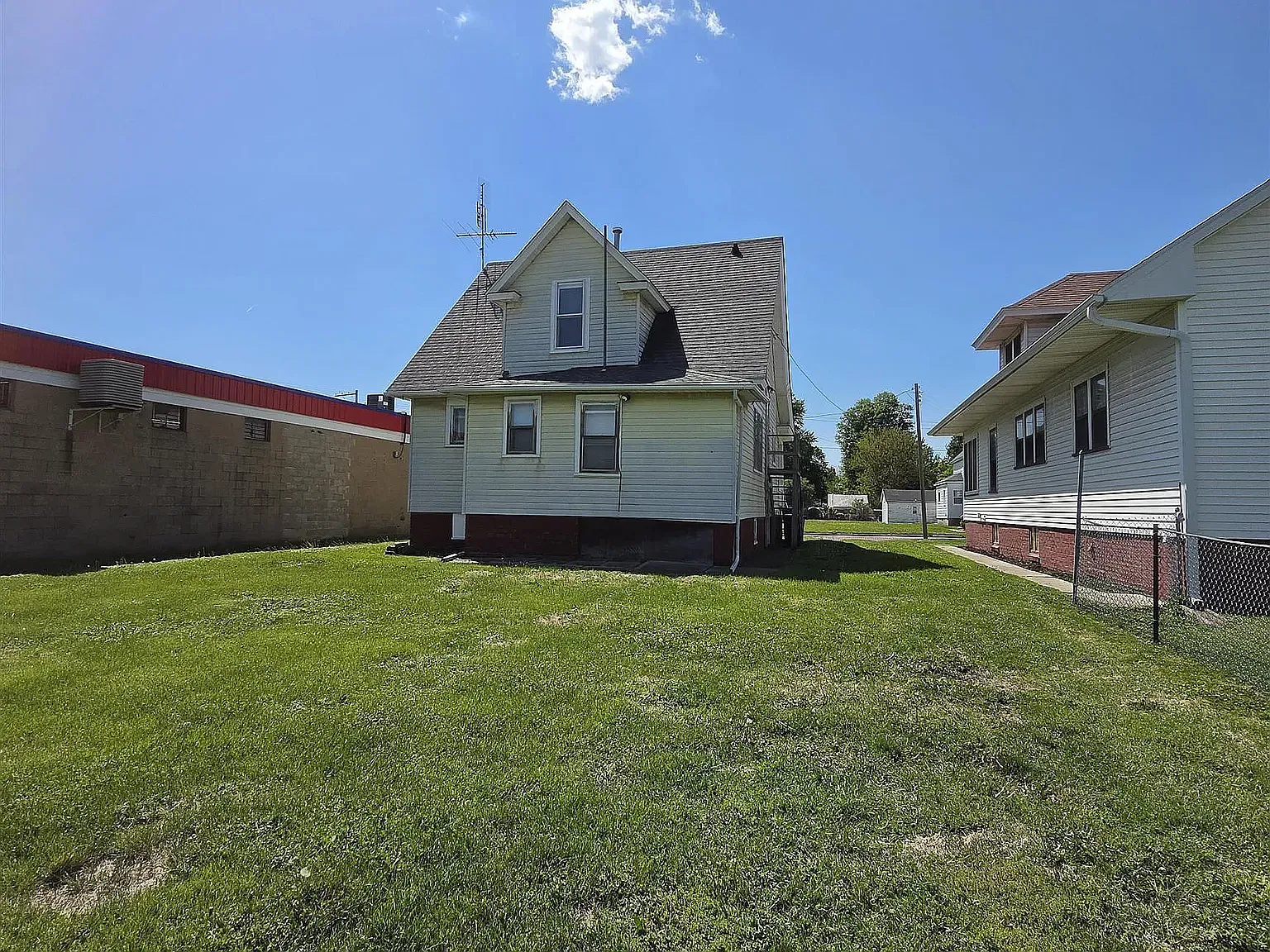 3 bed, 1002 sqft, $1,125 — Photo 3