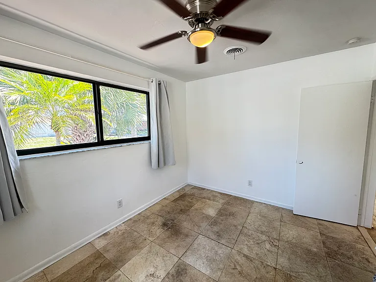 101 SE 14th Pl — Photo 6