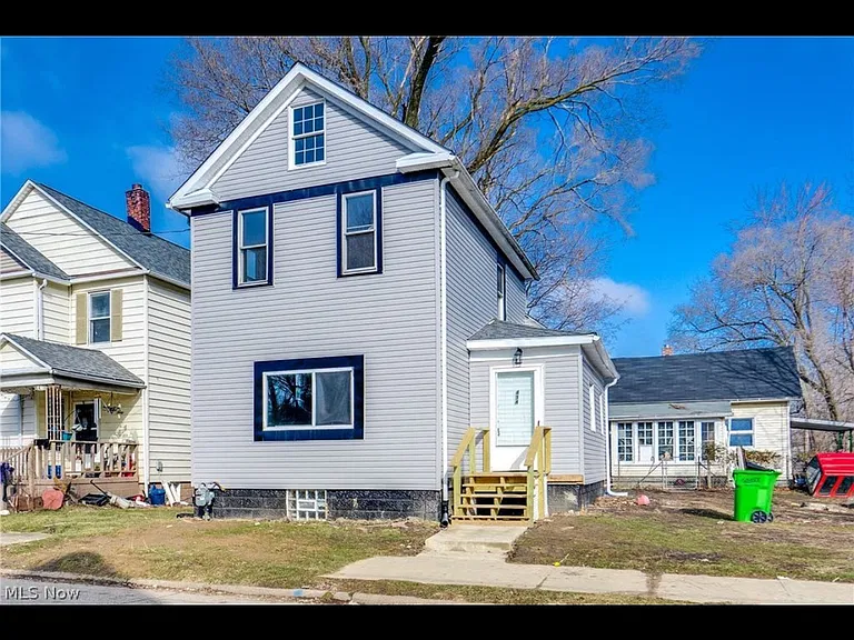 434 E Summit St — Photo 1