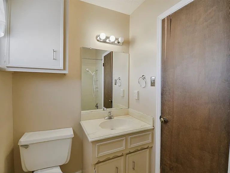 13915 Roundstone Ln — Photo 17