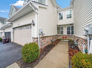 19 Meadow View Dr, Middletown, NY 10940