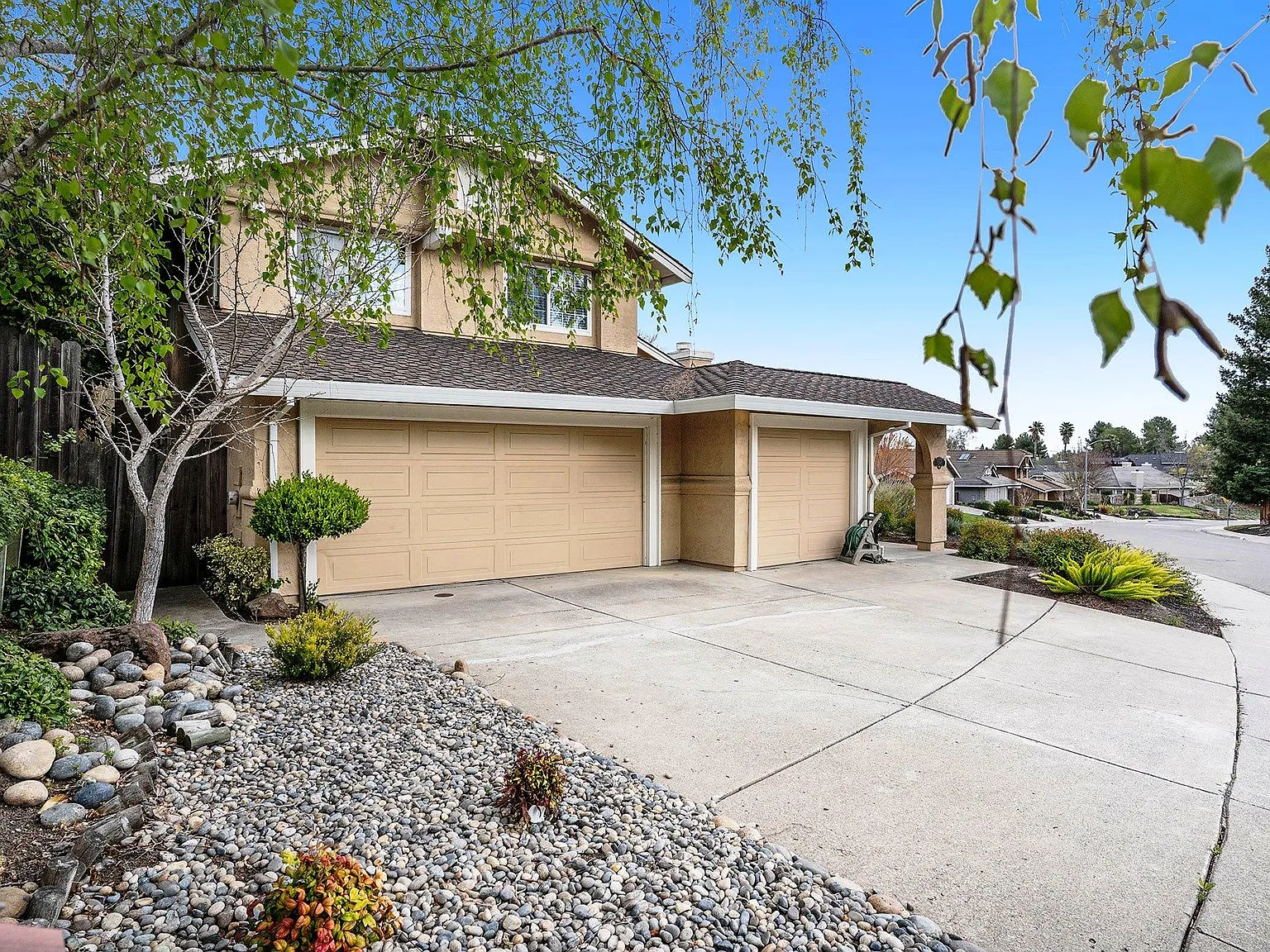 4 bed, 2804 sqft, $4,900 — Photo 1