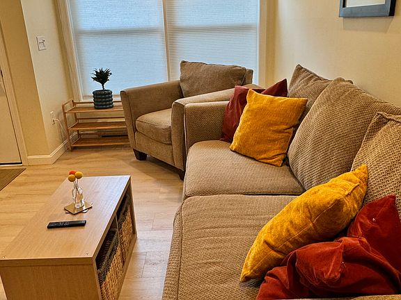 5th image of 297 College St #7C