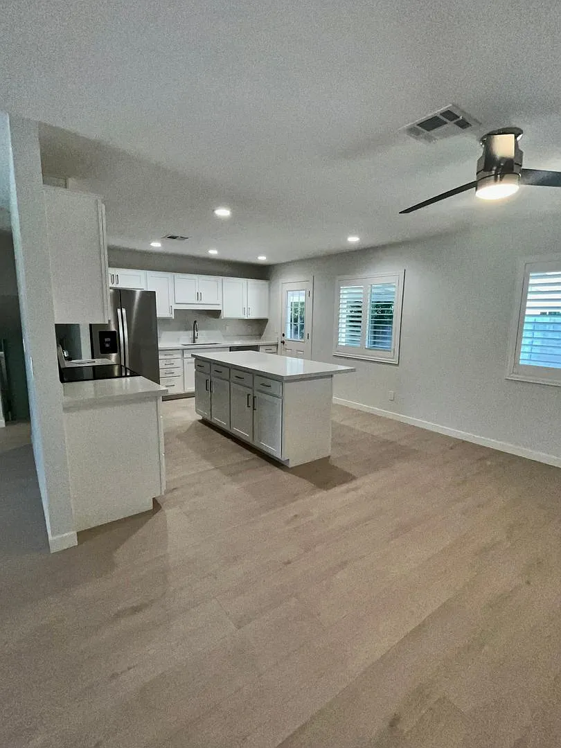 Spacious 5-bedroom home near ASU! — Photo 3
