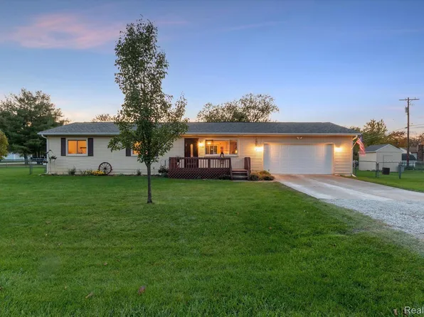 9122 Bernice Dr, Pinckney, MI 48169