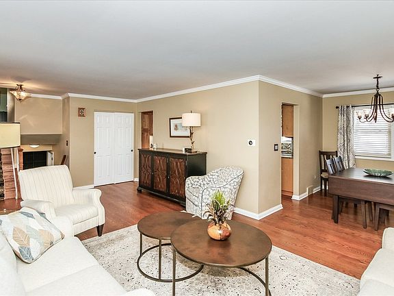 4th image of 1109 Carriage Ln