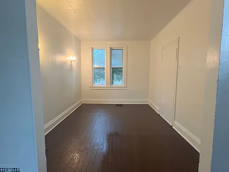 504 Wallace St — Photo 2