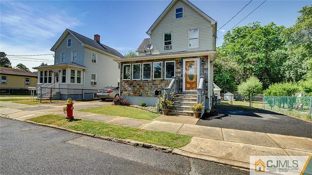 33 Kathryn St photo 1
