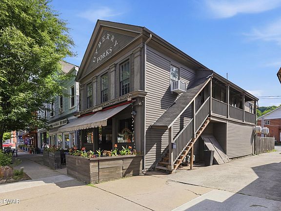 3rd image of 933-939 Main St