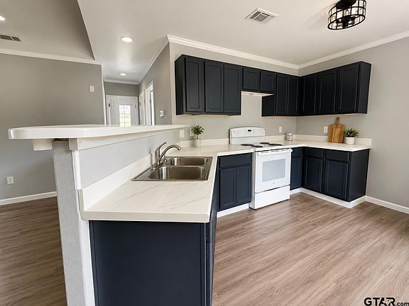 2nd image of 225 Lockerplant Rd