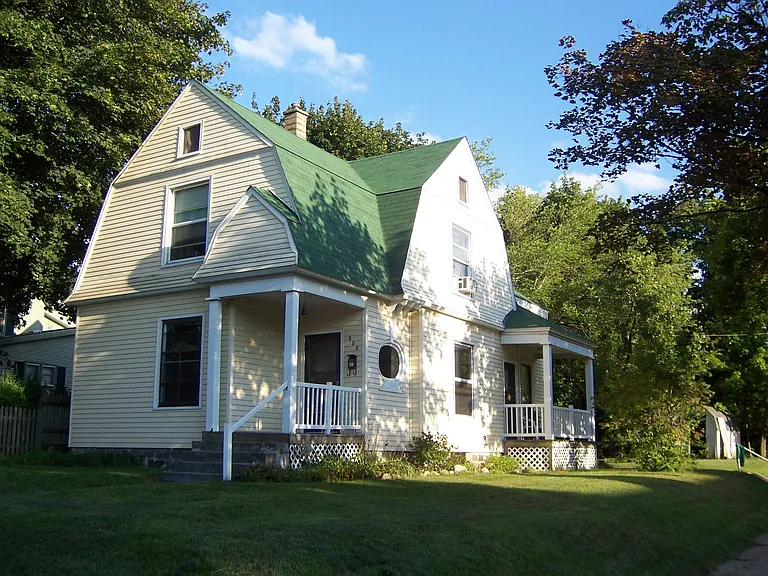 800 Crescent St NE — Photo 1