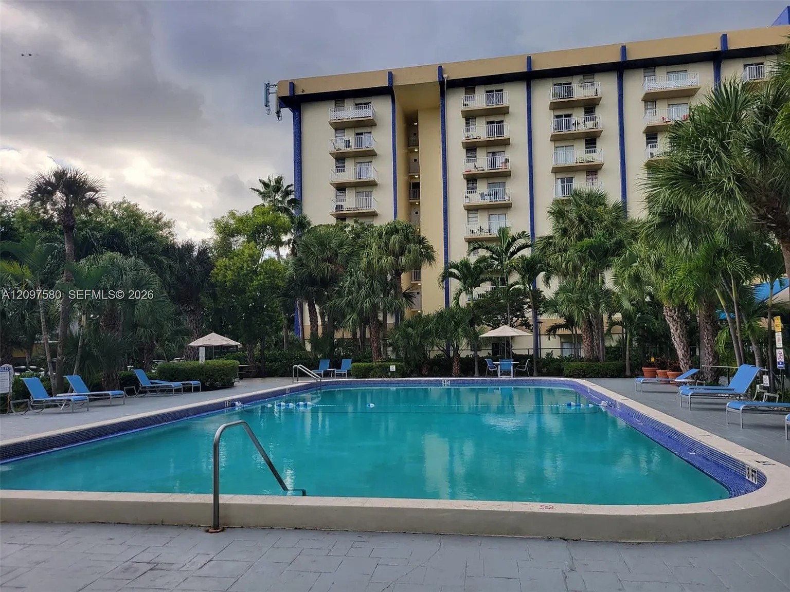 Yolanda Villas Condo — Photo 2