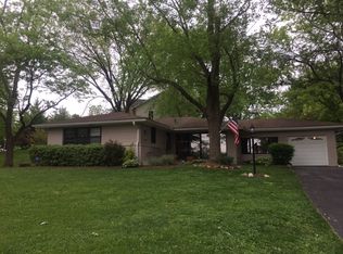 2 Bon Hills Dr, Saint Louis, MO 63132