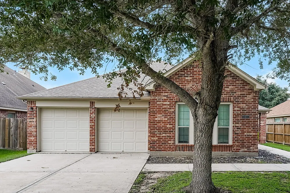 4 bed, 2.0 bath, 2669 sqft, $2,360 — Photo 1