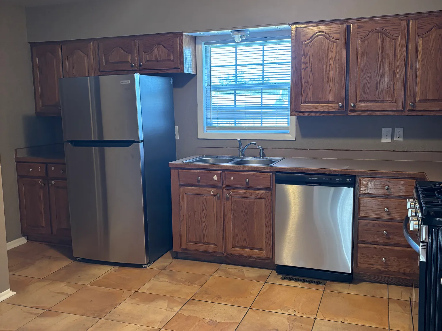 3 bed, 1116 sqft, $1,100 — Photo 2