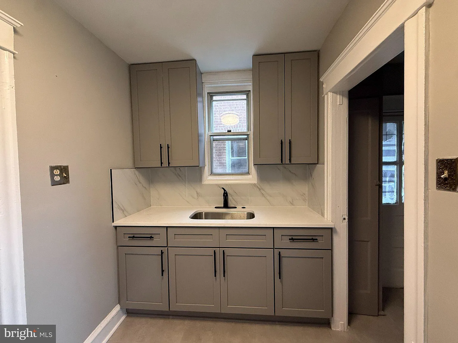 3 bed, 1.5 bath, 1256 sqft, $2,000 — Photo 4