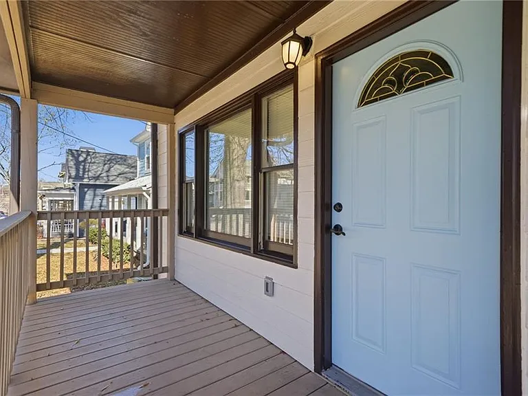 698 Garibaldi St SW — Photo 2