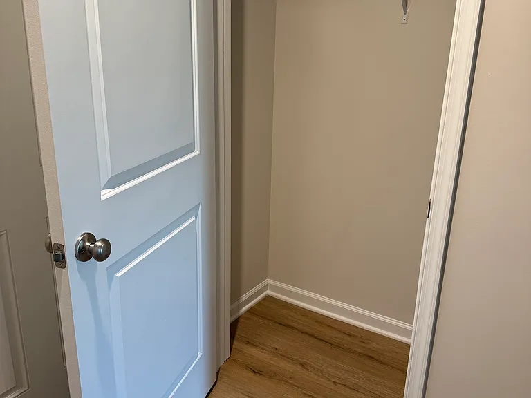 124 Essex Dr — Photo 3