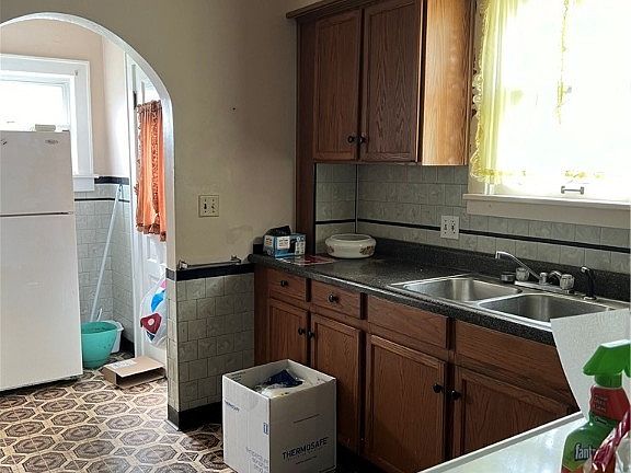 5th image of 559 Cherry St E