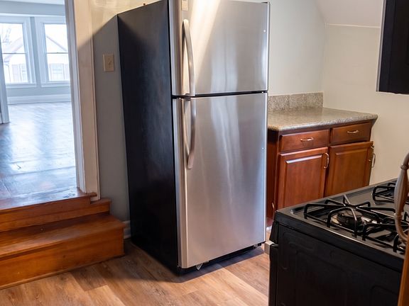 2nd image of 217 W Tupper St #2