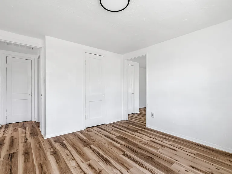 420 W 25th St — Photo 8