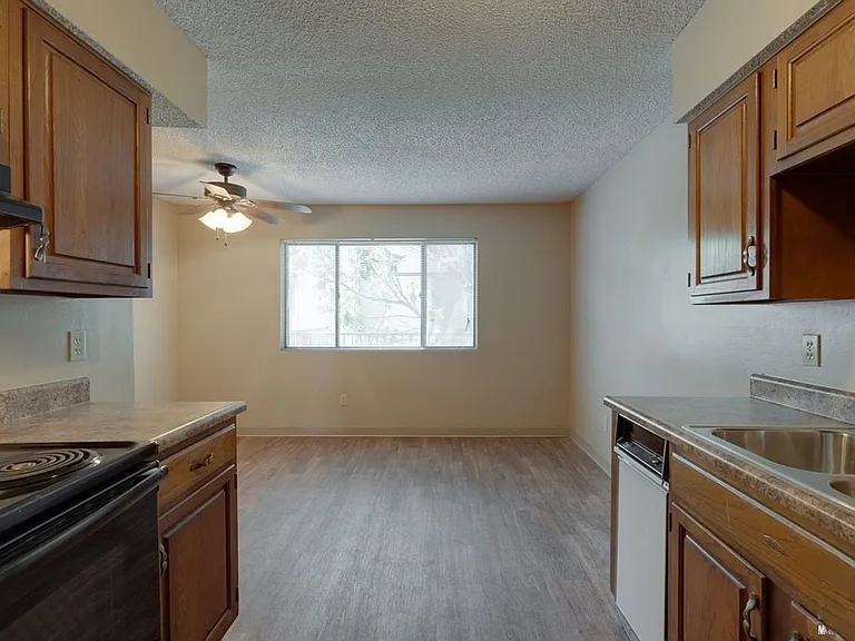 Aragon Apartments — Photo 11