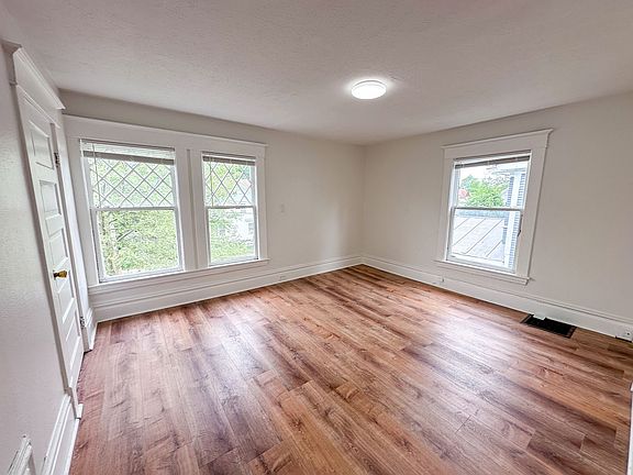 2nd image of 806 Kalamazoo Ave SE APT 2